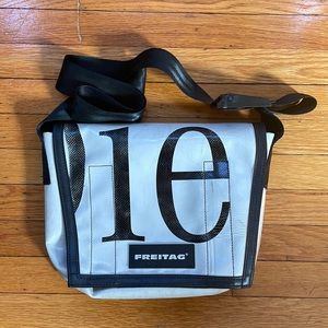 Freitag F11 LASSIE
MESSENGER SMALL